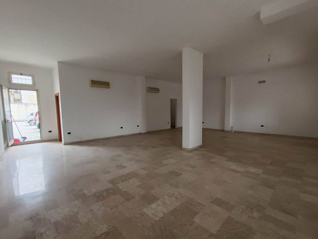 Il locale di Macerata Campania, vuoto